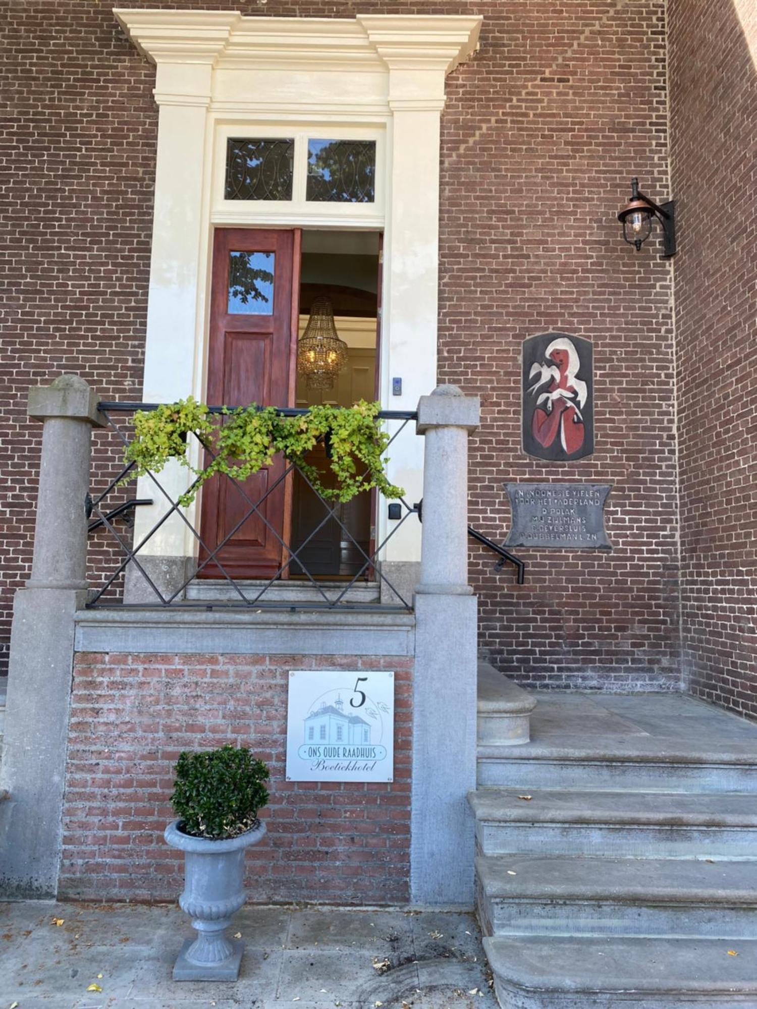 Boetiekhotel Ons Oude Raadhuis Hooge Zwaluwe Bagian luar foto